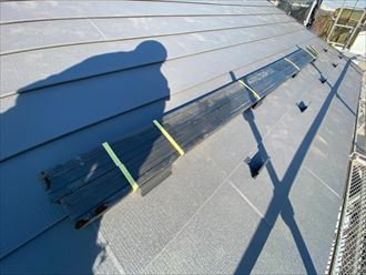 屋根葺き替え工事の棟板金の下地材に樹脂製貫板を設置